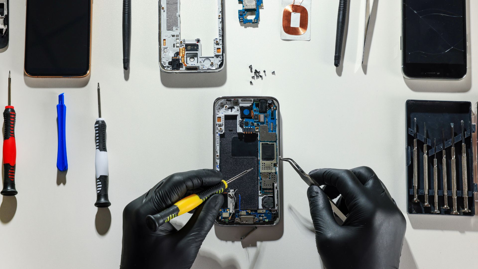 Les secrets de la micro-soudure : quand la réparation devient un art