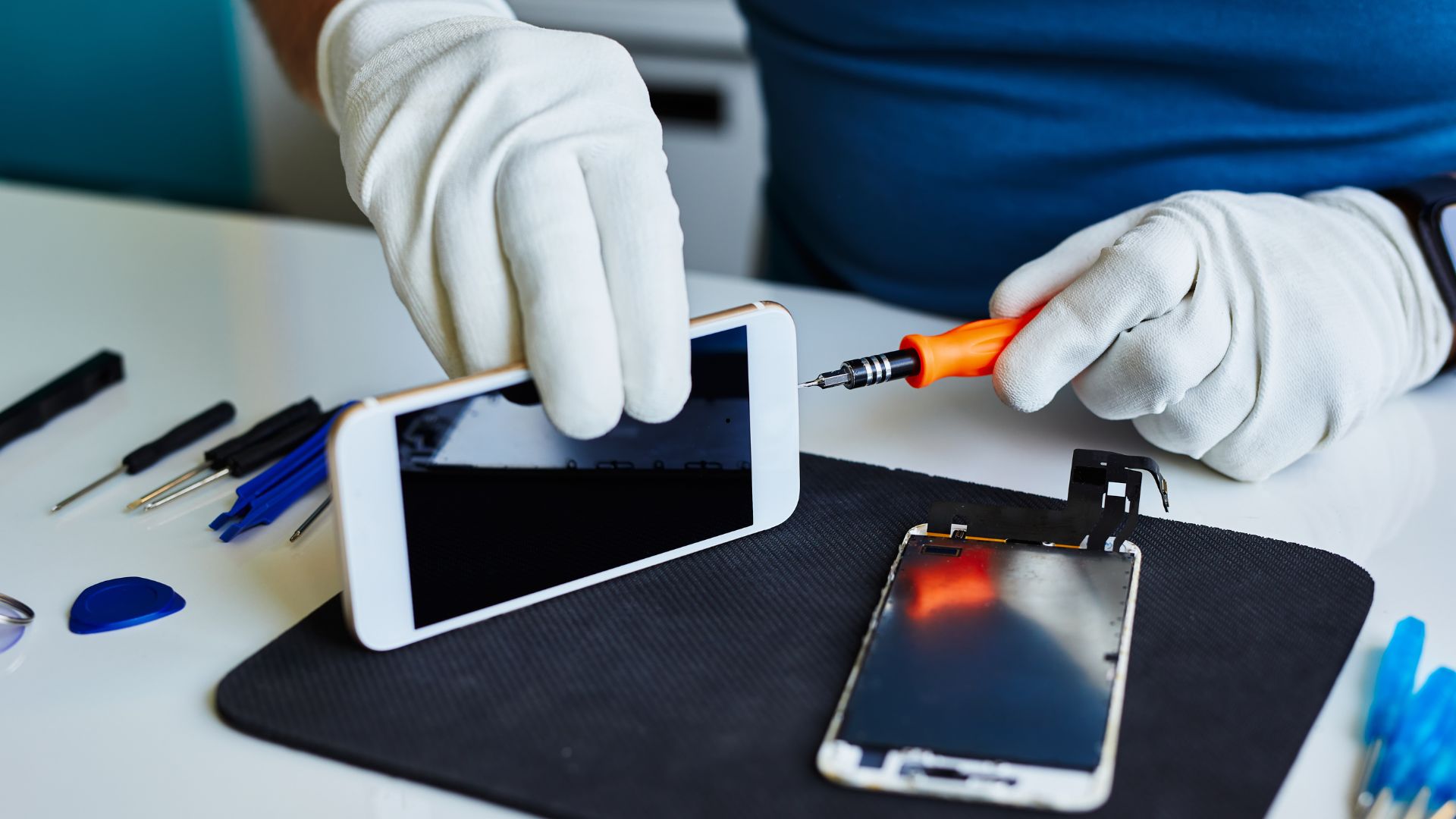 Gros plan sur un smartphone avec un écran gravement fissuré