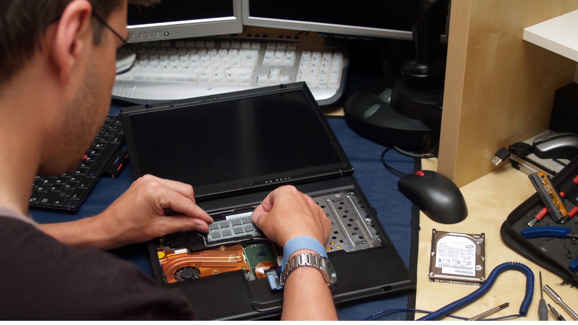 Technicien travaillant sur un ordinateur portable ouvert